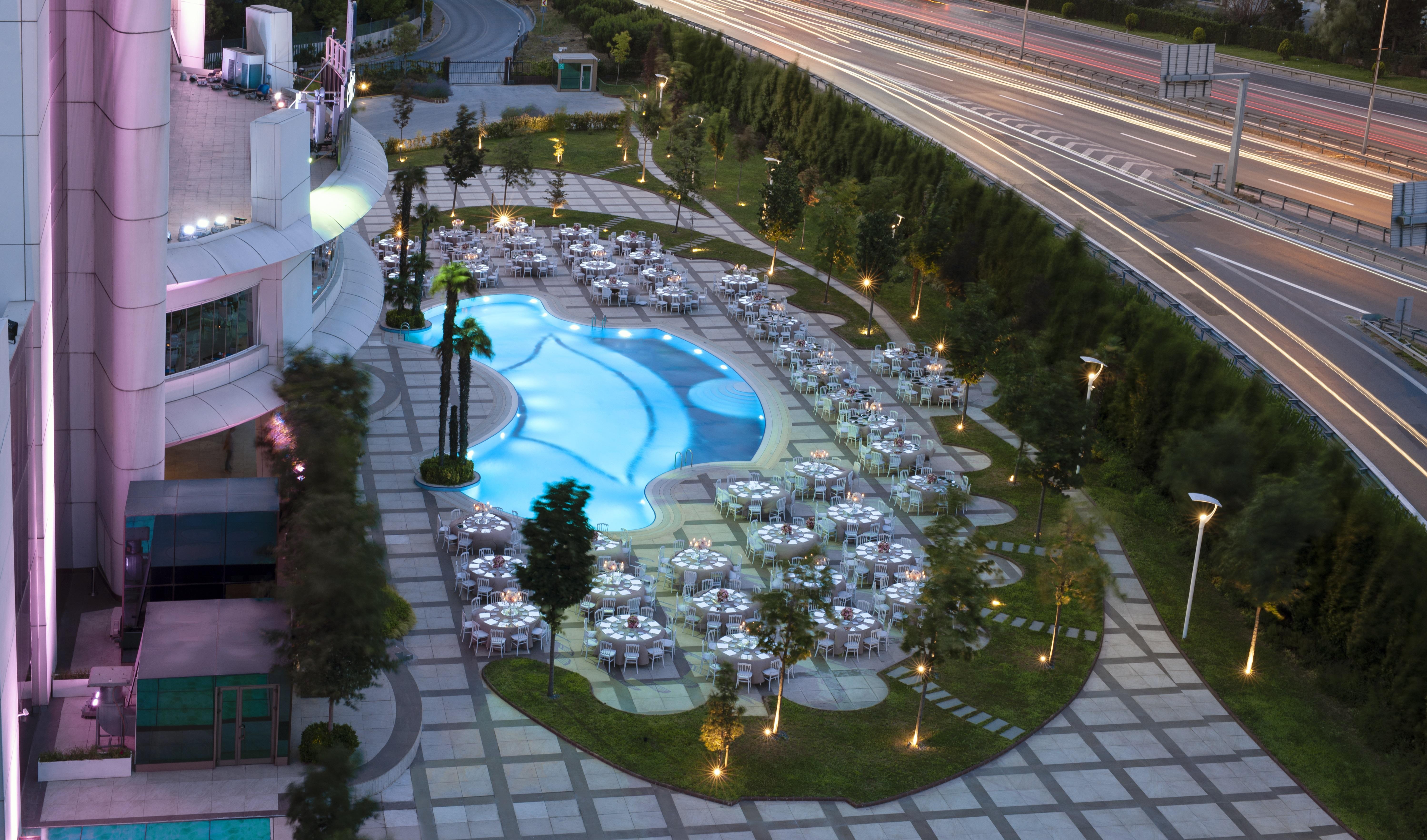 Elite World Grand Istanbul Basın Ekspres Hotel Exterior foto The pool at the hotel