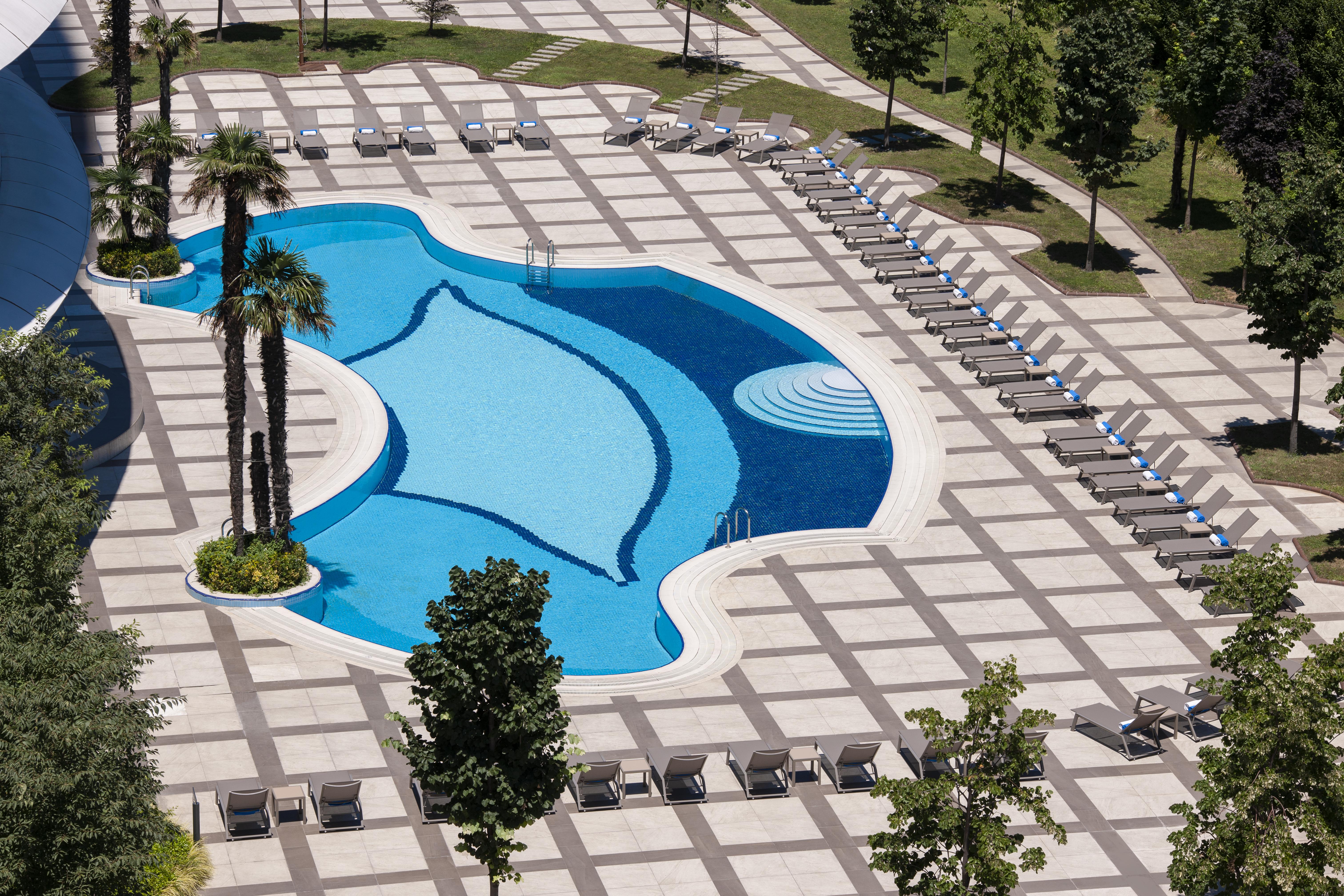 Elite World Grand Istanbul Basın Ekspres Hotel Exterior foto Pool at the hotel