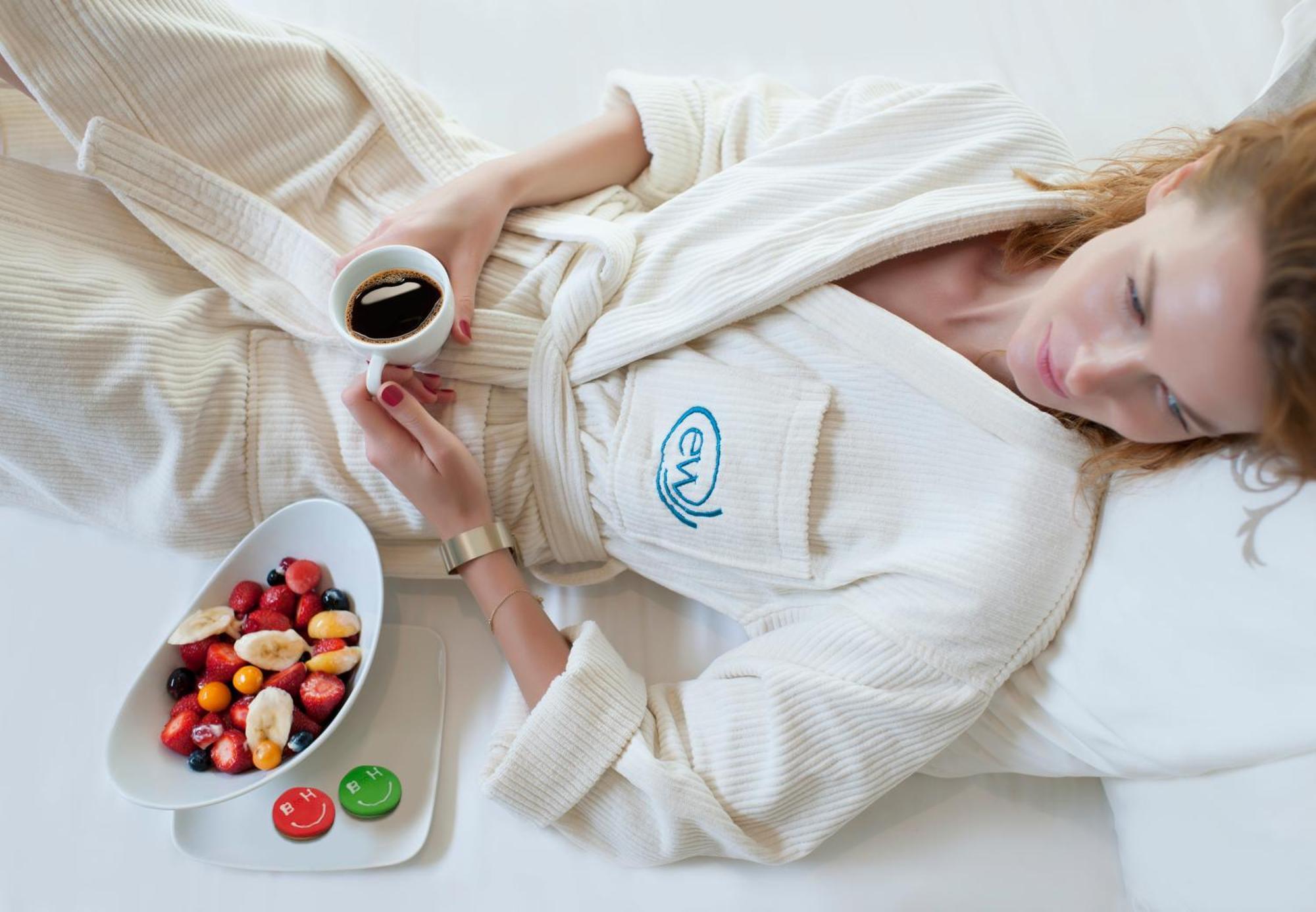 Elite World Grand Istanbul Basın Ekspres Hotel Exterior foto A woman wearing a bathrobe