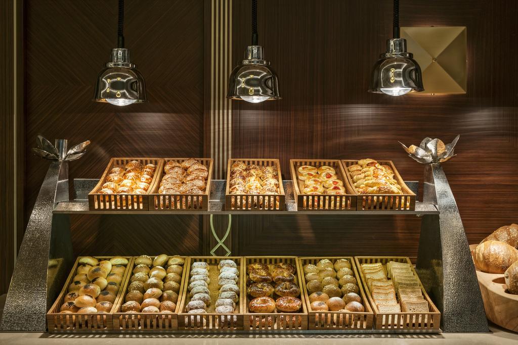 Elite World Grand Istanbul Basın Ekspres Hotel Exterior foto Buns at a bakery